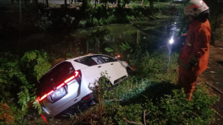 Sopir Ngantuk, Innova Venturer Terperosok ke Sungai di Medokan Sawah Surabaya