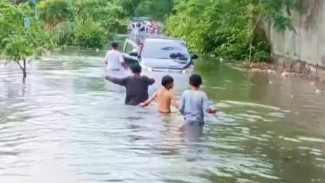 Polisi Evakuasi Warga Driyorejo Terjebak Air Bah Sungai