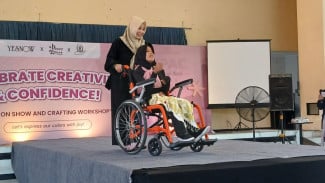 Keren! Belasan Anak Difabel Ramaikan Peragaan Busana Yesnow di YPAC Surabaya
