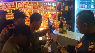 Jelang Nataru, Polisi dan Satpol PP di Sidoarjo Razia Miras