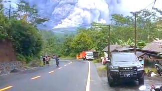 3 Kecamatan Terdampak Erupsi Semeru, Bau Belerang Bikin Sesak Warga