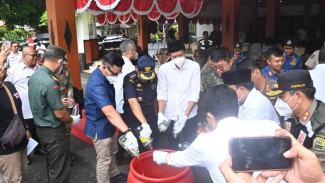 Pemkab Trenggalek-Bea Cukai Musnahkan Ratusan Ribu Rokok dan Miras Ilegal
