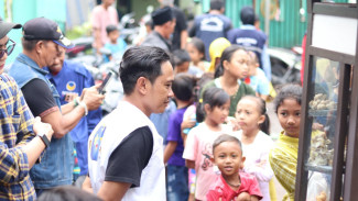 Sapa Pengungsi Korban Erupsi Semeru, NasDem Jatim Serahkan Peket Sembako