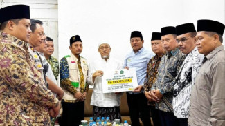 Bupati Sidoarjo Serahkan Donasi Rp2,3 Milyar ke Pesantren Al-Khoziny