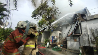 Kebakaran Toko Bangunan di Gubeng, DPKP Surabaya Kerahkan 14 Unit Damkar