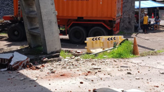 Badan Truk Kontainer Nyangkut, Gapura Terminal Tulungagung Nyaris Roboh