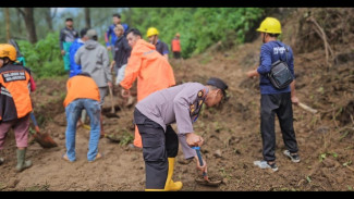 Polres Mojokerto Terjunkan Puluhan Personel Bantu Bersihkan Material Longsor di Pacet-Cangar