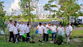 Hijaukan Surabaya, REI Jatim Tanam Pohon Sosis di Kawasan Citraland