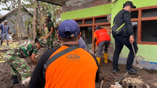 Rasakan Sedih Korban Erupsi Semeru, Komunitas di Malang Bantu Warga
