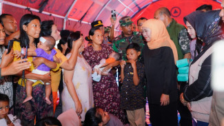 Gubernur Khofifah Serahkan Bantuan untuk Korban Bencana di Sumut, Aceh dan Sumbar