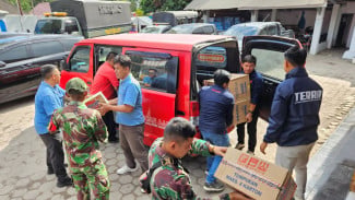 Makanan Cepat Saji dan Popok Bayi untuk Korban Erupsi Semeru dari Telkomsel