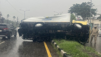 Truk Boks Kecelakaan di Akses Suramadu, Ayam dan Cumi Berhamburan