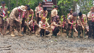 Bersama Kwarda Pramuka Jatim, Gubernur Khofifah Tanam Mangrove di Pantai Cengkrong