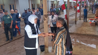 Senyum Warga 27 KK Korban Longsor di Trenggalek Terima Huntara