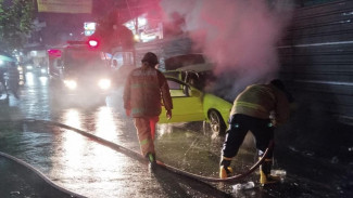 Diduga Korsleting Listrik, Mobil Jenis Sedan Terbakar di Driyorejo Gresik
