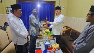 Inisiator Hari Santri Beri Tongkat Zaitun ke Gus Kikin Untuk Damaikan PBNU