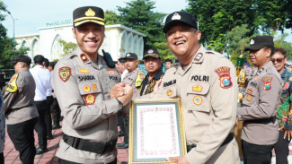 Polres Gresik Beri Penghargaan 22 Personel Berprestasi dan Tokoh Masyarakat
