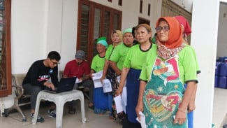 Semringah Ratusan Pekerja Rokok Terima BLT DBHCHT di Tulungagung