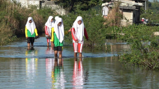 Ratusan Siswa di Lamongan Terjang Banjir Saat Pergi ke Sekolah