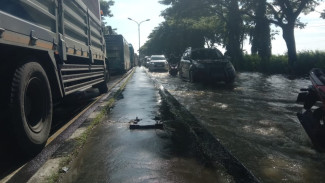 Jalan Poros Nasional di Lamongan Terendam Imbas Kali Plalangan Meluap