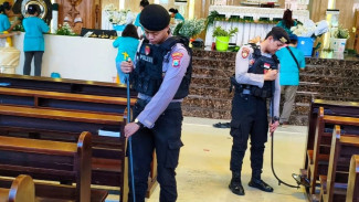 Petugas Gabungan Sterilisasi Gereja di Sidoarjo Jelang Natal 2025