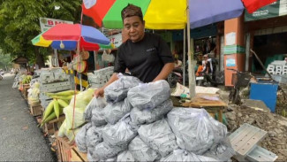 Berkah Akhir Tahun, Pedagang Jagung dan Arang Dadakan di Lamongan Raup Banyak Cuan