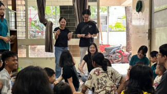 Embrace Youth Internasional Ajak Anak-Anak Yayasan di Surabaya Belajar Menyenangkan