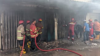 Bengkel Motor di Tuban Ludes Terbakar, Kerugian Ditaksir Mencapai Rp700 Juta