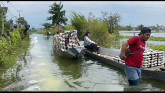 Distribusi MBG ke Wilayah Banjir di Lamongan Gunakan Perahu