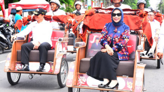 Senyum Abang Becak Sidoarjo Terima Bantuan 200 Becak Listrik Ramah Lingkungan