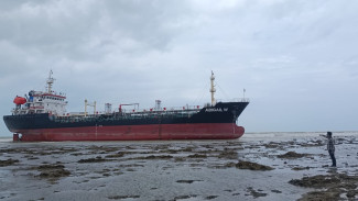 Dihantam Ombak, Kapal Tanker Pertamina Terdampar di Perairan Tuban