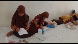 Siswa SD di Lamongan Terpaksa Belajar di Musala Akibat Ruang Kelas Kebanjiran