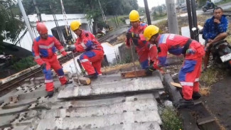HP Jatuh Saat Asyik Ngonten di Rel KA, Warga Surabaya Panggil Damkar
