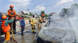 BMW Terbakar di Tol Belahanrejo Gresik, Pengemudi Selamatkan Diri