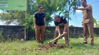 Ratusan Pohon Produktif Ditanam di Bantaran Kali Lamong Gresik, Upaya Tekan Risiko Banjir