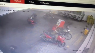 Terekam CCTV, Maling Tak Sampai 1 Menit Gondol Motor di Parkiran Alfamart Mojokerto