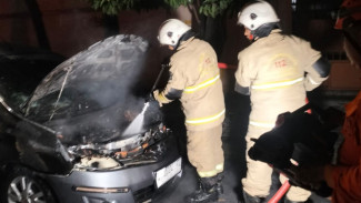 Grand Livina Tiba-tiba Terbakar di Jemursari Surabaya, Tak Ada Korban