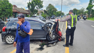 Salah Injak Pedal Gas Saat Berbelok, Mobil Toyota Yaris Seruduk Motor di Lamongan
