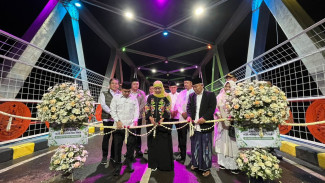 Gubernur Khofifah Resmikan Jembatan Berhias Lampu Warna-warni di Mojokerto