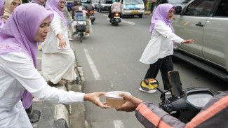 Perempuan Bangsa Bagi-bagi Takjil Gratis untuk Pejuang Nafkah