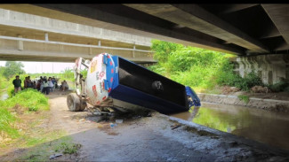 Truk Tangki Muatan Solar Terjun dari Tol Jombang-Mojokerto, Sopir Luka Berat