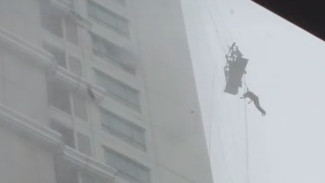 Petugas Pembersih Kaca Gedung Meninggal Gelantungan saat Surabaya Hujan Badai