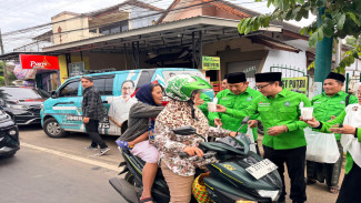 Cak Udin Turun ke Jalan, Bagi-bagi Takjil untuk Warga Malang