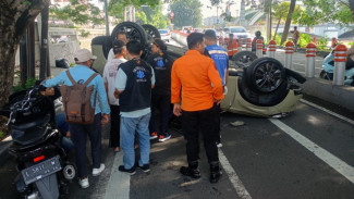 Mobil HRV Terbalik Usai Tabrak Pembatas Jalan Darmokali Surabaya