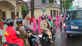 Perkuat Hubungan Kepolisian dan Masyarakat, Polisi di Blitar Bagikan Takjil Gratis