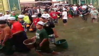 Banjir tak Kunjung Surut, Ratusan Santri di Lamongan Kuras Air dengan Gayung