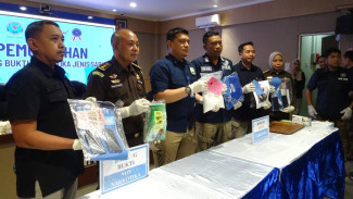BNNP Jatim Musnahkan 1 Kg Sabu, Dua Tersangka Jaringan Medan-Madura Dibekuk