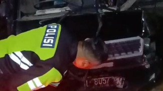 Pickup Pengangkut Galon di Lamongan Ditabrak Truk dan Bus Saat Putar Balik, Sopir Terluka