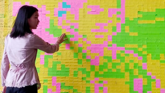 Mozaik Kartini dari Ribuan Sticky Notes, Kreativitas BEM Ubaya Gaungkan Semangat Emansipasi