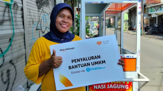 Sumringahnya Bu Sum Menerima Bantuan Modal Usaha dan Gerobak Jualan dari Rumah Zakat